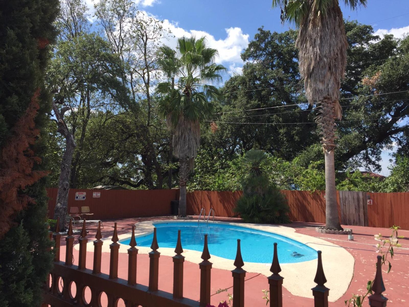Walnut Forest Motel Austin Bagian luar foto