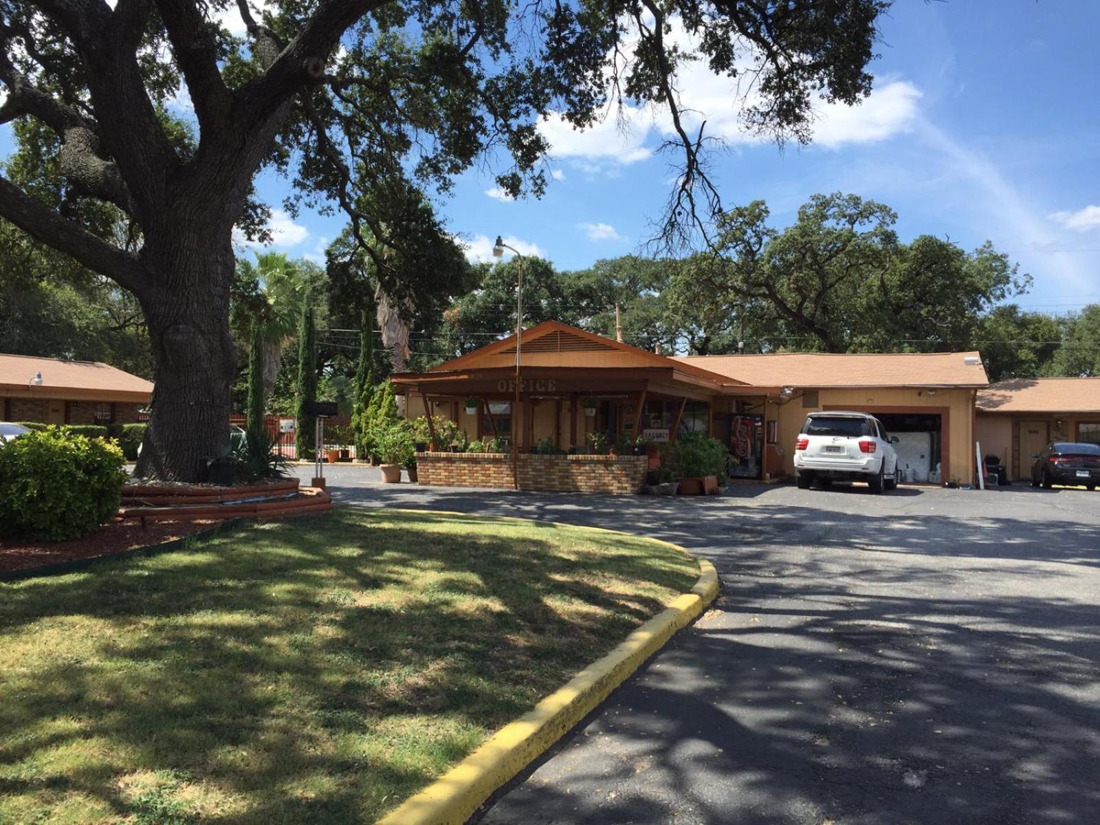 Walnut Forest Motel Austin Bagian luar foto